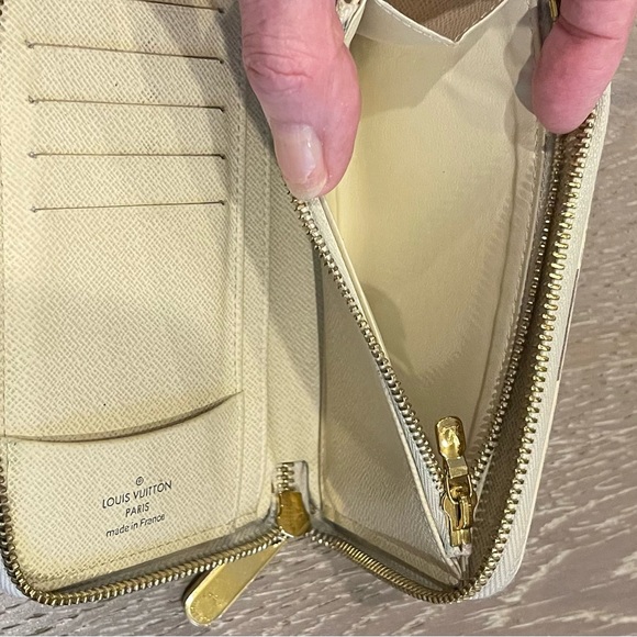 Louis Vuitton Authentic Zippy Wallet - Picture 9 of 15